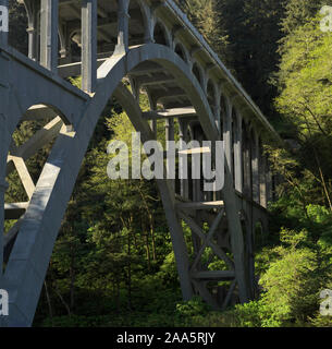 Un Art Deco ponte concreto ci porta 101, la Pacific Coast Highway, sulla testa Heceta, parte di Devils il gomito del parco statale, vicino Firenze, Oregon Foto Stock