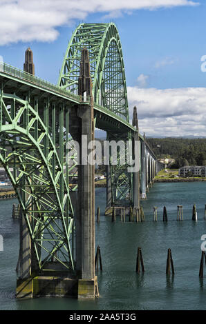 Un ponte storico, progettato da Conde McCollough, ci porta 101 al di sopra della bocca di Yaquina Bay a Newport, Oregon Foto Stock