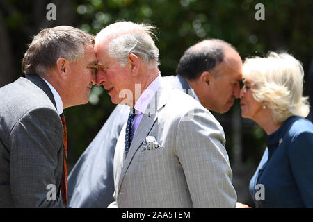 Il Principe di Galles e la duchessa di Cornovaglia ricevono un hongi, il tradizionale saluto Maori, durante la loro visita a Waitangi Treaty Grounds, la baia delle isole, il quarto giorno del royal visita in Nuova Zelanda. Foto Stock