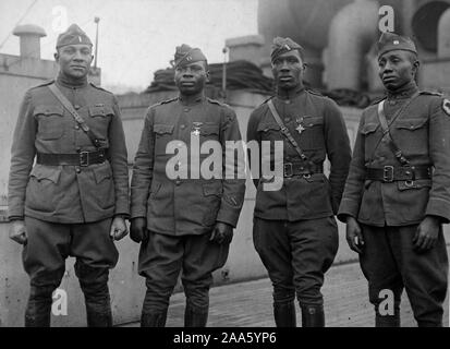 WW I foto - Colorate / africana di truppe americane -colorato ufficiali della fanteria 366 Torna su Aquitania ca. 1917-1918 Foto Stock