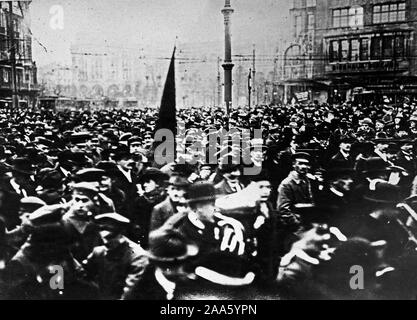 La rivoluzione tedesca - Disturbi a Berlino, Germania. Schiera di seguaci Spartacan, portando banner rosso, radunati in Piazza Potsdam ca. 1919 Foto Stock