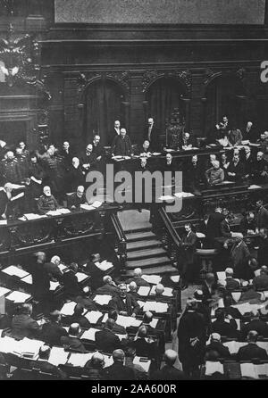 Repubblica tedesca - Reichstag nella sessione. La guerra fiscale in discussione il Reichstag di Berlino, Germania ca. 1918 Foto Stock