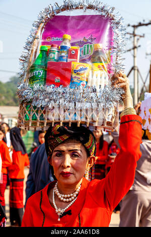 Un Senior Danu minoranza etnica donna trasporta offerte presso l'Annuale Grotta Pindaya Festival, Pindaya, Stato Shan, Myanmar. Foto Stock