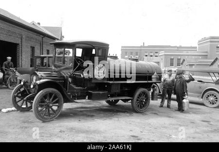 Industrie di guerra - benzina - AUTO AUTOBOTTE rendendo la consegna di benzina a U.S. Naval Training Station, Newport, Rhode Island ca. 1915-1920 Foto Stock