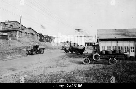 Industrie di guerra - benzina - olio standard camion della società che effettua consegne di benzina e oli a stazioni di Camp Devens, Massachusetts ca. 1915-1920 Foto Stock