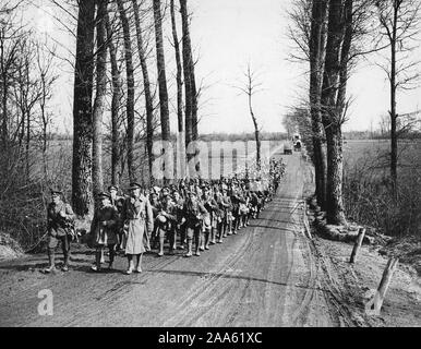 Titolo alternativo: Gazzetta fotografia scattata sul British fronte occidentale in Francia : la grande offensiva tedesca Descrizione: i ragazzi come hanno svolto un buon lavoro andando indietro per un periodo di riposo. Un battaglione del Royal Warwickshire. Data di creazione: 1914 Photo credit: UBC Library Foto Stock