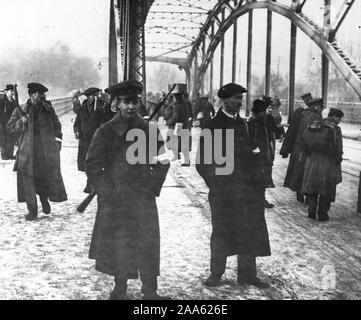 Ribellione in Germania. Rivoluzionario tedesco di militari che sorvegliano il ponte a Strasburgo ca. 1918-1919 Foto Stock