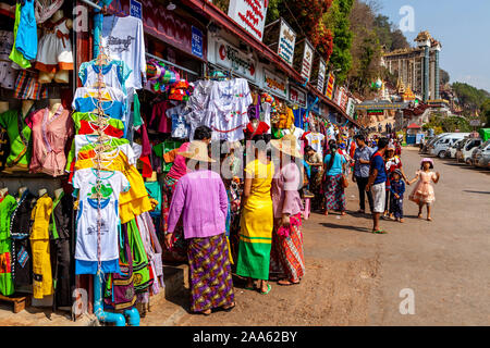 Un gruppo di minoranza etnica People Shopping, Pindaya, Stato Shan, Myanmar. Foto Stock