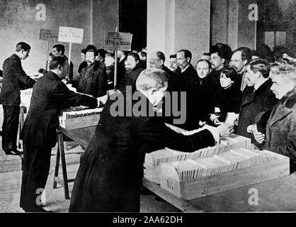 La somministrazione di cibo - Campagna Anti-Waste - Gli americani salva il cibo agli aiuti in Belgio. Emissione di biglietti di alimentare a Bruxelles ca. 1917-1919 Foto Stock