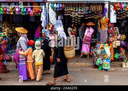 Un gruppo di minoranza etnica persone guardando i negozi, Pindaya, Stato Shan, Myanmar. Foto Stock