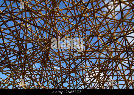 Guardando attraverso il bambù fino ad un cielo blu con nuvole bianche di scultura dal mare 2019 Foto Stock