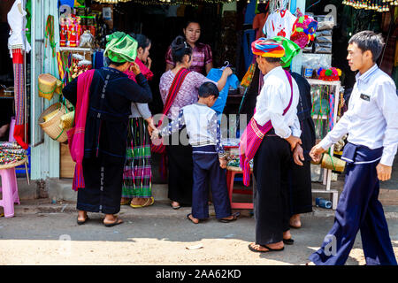Un gruppo di minoranza di Pa'O People Shopping durante la grotta di Pindaya Festival, Pindaya, Stato Shan, Myanmar. Foto Stock