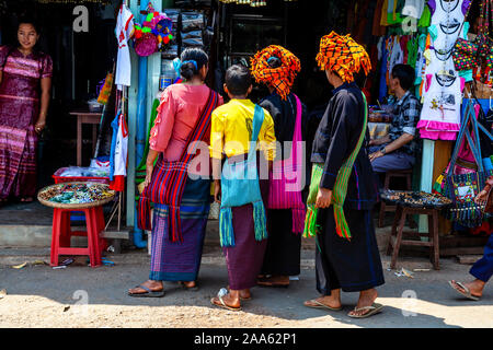 Un gruppo di minoranza di Pa'O People Shopping durante la grotta di Pindaya Festival, Pindaya, Stato Shan, Myanmar. Foto Stock