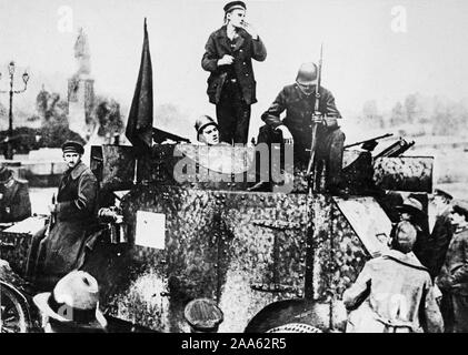 I disordini in Berlino, Germania. Furgoni blindati pattuglia delle Guardie rosse in Unter der Linded godere di breve tregua nel corso dei combattimenti con Spartacans ca. 1919 Foto Stock