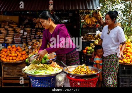 Donne birmane comprare la frutta nel mercato, Pindaya, Stato Shan, Myanmar. Foto Stock