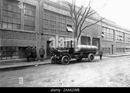 Industrie di guerra - benzina - AUTO AUTOBOTTE erogazione benzina a quartmaster's garage, Boston, Massachusetts ca. 1915-1920 Foto Stock