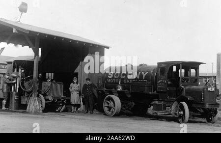 Industrie di guerra - benzina - SOCONY AUTO carro cisterna erogazione benzina per serbatoi interrati a esercito cantonment, Camp Mills, Long Island ca. 1915-1920 Foto Stock