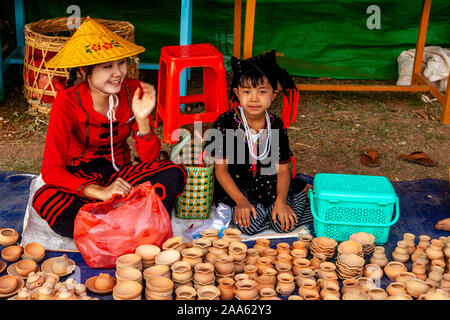 Un giovane Danu minoranza etnica donna in ceramica di vendita nel mercato, Pindaya, Stato Shan, Myanmar. Foto Stock