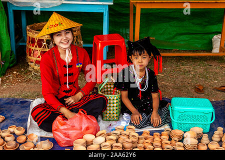 Un giovane Danu minoranza etnica donna in ceramica di vendita nel mercato, Pindaya, Stato Shan, Myanmar. Foto Stock