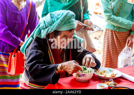 Un Senior appartenenti a una minoranza etnica donna di mangiare un pasto in un caffè di Pindaya, Stato Shan, Myanmar. Foto Stock