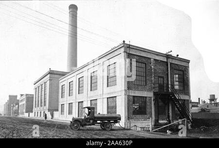 Industrie di guerra - benzina - AUTO AUTOBOTTE erogazione benzina al Massachusetts Institute of Technology Building, Cambridge, Massachusetts ca. 1915-1920 Foto Stock