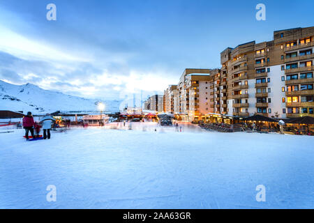 Nel cuore della Val Thorens stazione in alpi francesi di notte della Vanoise, Francia Foto Stock