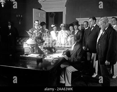 Presidente Woodrow Wilson firma il lavoro minorile legge ca. 1913-1917 Foto Stock