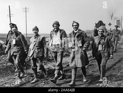 Titolo alternativo: Gazzetta fotografia scattata sul British fronte occidentale in Francia : la grande offensiva tedesca - lo spirito del nostro esercito Descrizione: continuare a sorridere, avanti! Feriti appena arrivati dalla linea di combattimento di lasciare il Casualty Clearing Station. Data di creazione: 1914 Photo credit: UBC Library Foto Stock