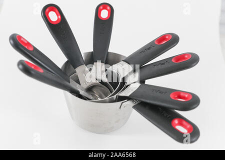 Princeton New Jersey 18 Novembre 2019:T-fal Comfort grip antiscivolo Dosatori closeup. - Immagine Foto Stock