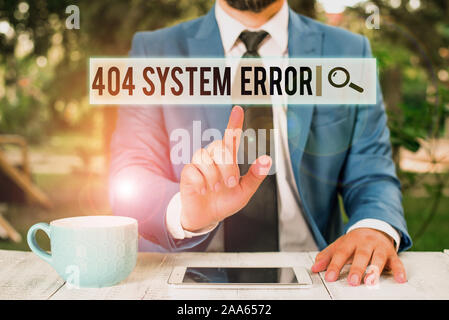 La grafia la scrittura di testo 404 Errore di sistema. Foto concettuale messaggio viene visualizzato quando il sito è giù e non può essere raggiunto un imprenditore con un dito puntato Foto Stock