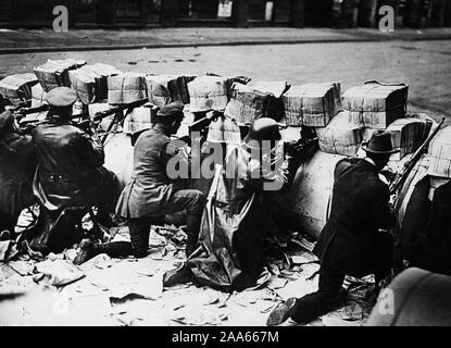 La rivoluzione tedesca - le truppe del governo versus Spartacans a Berlino. Le truppe del governo nel combattimento reale con Spartacans in Schutzenstrasse a Berlino. Essi hanno trincerarsi dietro enormi fasci di giornali di ca. 1919 Foto Stock