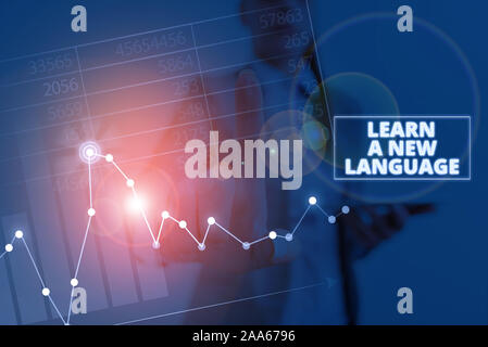 La scrittura della nota mostra imparare una nuova lingua. Il concetto di business per studiare altre parole che il nativo di lingua madre Foto Stock