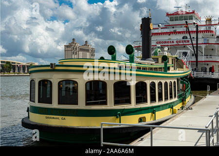 Traghetto passeggeri e Georgia Queen riverboat. Foto Stock