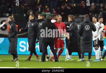 Francoforte, Deutschland. Xix Nov, 2019. firo: 19.11.2019, football, calcio, nazionale Team Germany, UEFA, qualificazioni del Campionato Europeo 2020, qualificazioni del Campionato Europeo 2020, qualificatore europea, GER, Germania - NIR, Irlanda del Nord 6: 1 GER portiere, portiere, portiere, Marc-André ter Stegen, finale di giubilo, giubilo, tubicini, chiama, GER Bundescoach, coach Jogi Joachim bassa, Loew, GER goalie, portiere, portiere, Manuel Neuer, | Utilizzo di credito in tutto il mondo: dpa/Alamy Live News Foto Stock