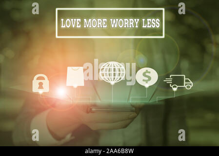 La grafia la scrittura di testo amore più preoccupare di meno. Foto concettuali hanno un buon atteggiamento motivazione essere amabile godersi la vita Foto Stock