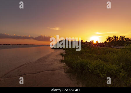 Bel Tramonto sulle rive di un fiume in Sud America Foto Stock