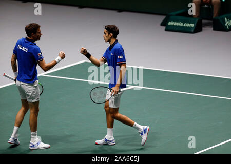 Pierre-Hugues Herbert di Francia e Nicolas MAHUT di Francia celebrare dopo la loro duplice match contro Yasutaka Uchiyama del Giappone e Ben McLachlan del Giappone durante il giorno 2 del 2019 Davis Cup presso la Caja Magica a Madrid. La Francia vince 2-1 Foto Stock