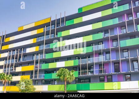 Gold Coast - Australia Novembre 19 2019; esterno del sorprendente giallo e verde e blocchi di appartamenti e locali commerciali shot dalla strada sottostante lookin Foto Stock