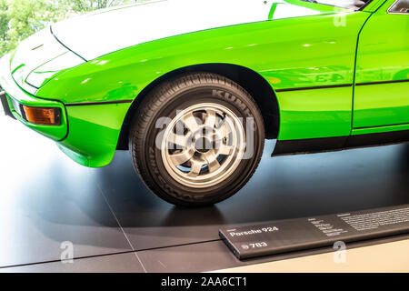 Stoccarda, Germania, Sep, 2019: verde Porsche 924 1976, Stoccarda Porsche Museum, auto sportiva prodotta da Porsche Foto Stock