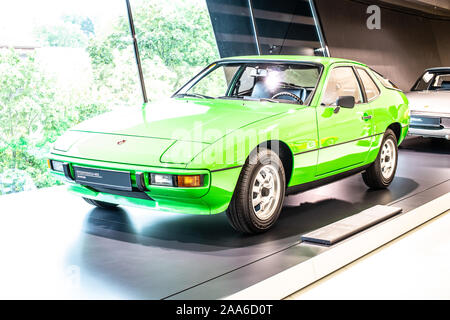Stoccarda, Germania, Sep, 2019: verde Porsche 924 1976, Stoccarda Porsche Museum, auto sportiva prodotta da Porsche Foto Stock