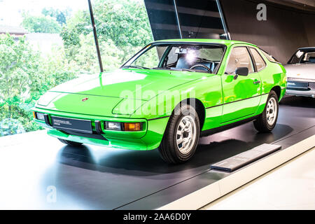 Stoccarda, Germania, Sep, 2019: verde Porsche 924 1976, Stoccarda Porsche Museum, auto sportiva prodotta da Porsche Foto Stock