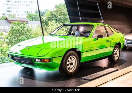 Stoccarda, Germania, Sep, 2019: verde Porsche 924 1976, Stoccarda Porsche Museum, auto sportiva prodotta da Porsche Foto Stock