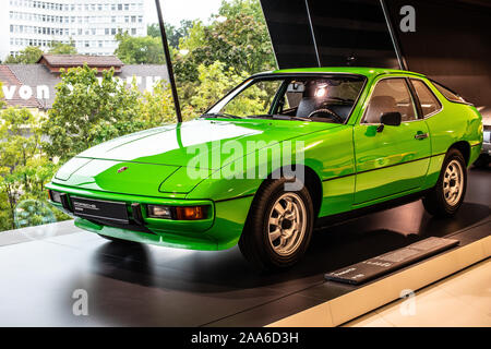 Stoccarda, Germania, Sep, 2019: verde Porsche 924 1976, Stoccarda Porsche Museum, auto sportiva prodotta da Porsche Foto Stock