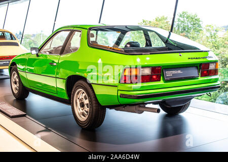 Stoccarda, Germania, Sep, 2019: verde Porsche 924 1976, Stoccarda Porsche Museum, auto sportiva prodotta da Porsche Foto Stock