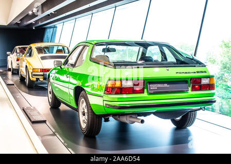 Stoccarda, Germania, Sep, 2019: verde Porsche 924 1976, Stoccarda Porsche Museum, auto sportiva prodotta da Porsche Foto Stock
