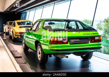Stoccarda, Germania, Sep, 2019: verde Porsche 924 1976, Stoccarda Porsche Museum, auto sportiva prodotta da Porsche Foto Stock