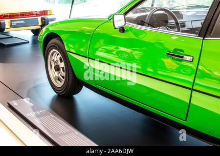 Stoccarda, Germania, Sep, 2019: verde Porsche 924 1976, Stoccarda Porsche Museum, auto sportiva prodotta da Porsche Foto Stock