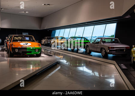 Collezione di auto Porsche in mostra al Porsche Museum di Stoccarda Germania, auto d'epoca, lucida, brillante, vecchia classica retrò Porsche Foto Stock