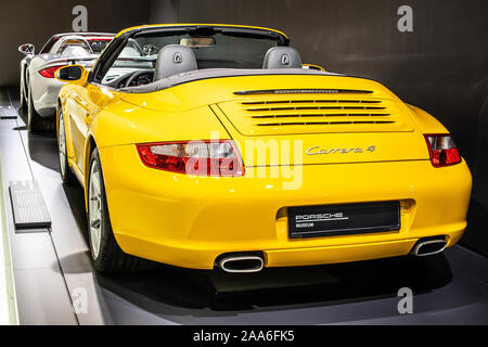 Stoccarda, Germania, Sep 2019 giallo Porsche 911 Carrera 4 Cabriolet 2005, Stoccarda Porsche Museum, 997 Series, di sesta generazione, realizzato da Porsche Foto Stock