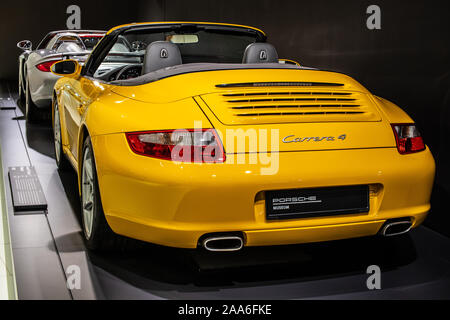 Stoccarda, Germania, Sep 2019 giallo Porsche 911 Carrera 4 Cabriolet 2005, Stoccarda Porsche Museum, 997 Series, di sesta generazione, realizzato da Porsche Foto Stock